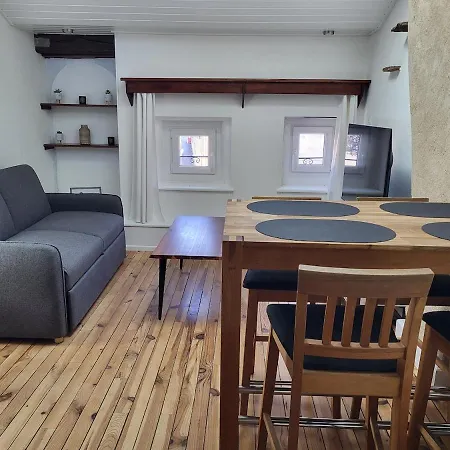 Au Pied De La Forteresse