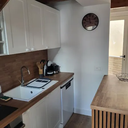 Au Pied De La Forteresse