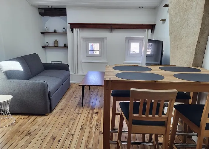 Au Pied De La Forteresse