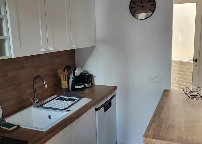 Au Pied De La Forteresse